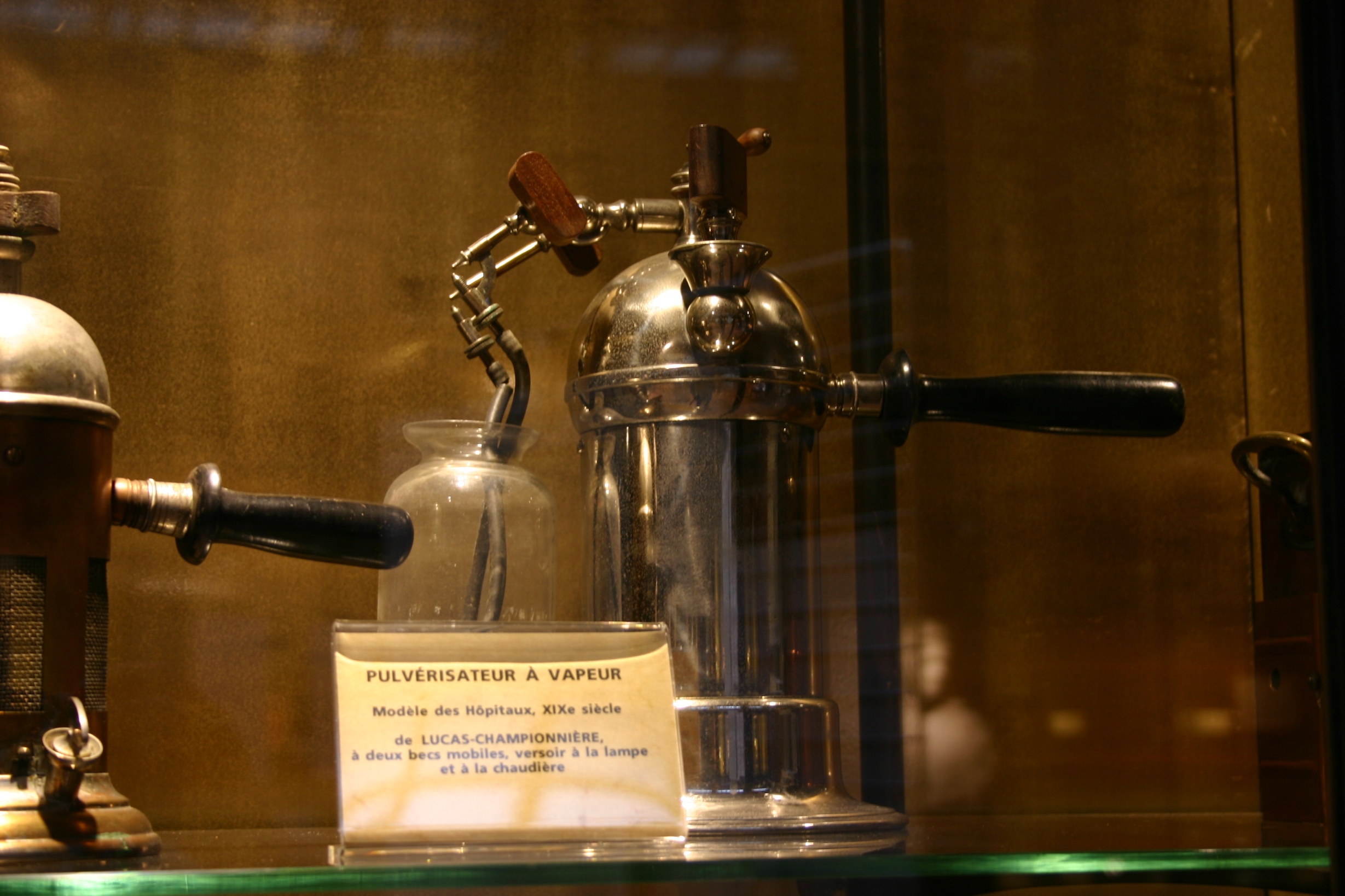 Lucas-Championnière-type antiseptic steam sprayer , Musée d'Histoire de la Médecine, Paris (3).JPG